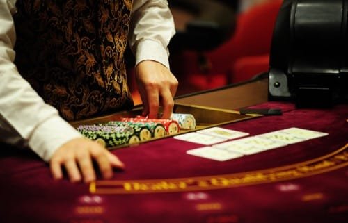 Image: Comment interagir avec le croupier dans un casino en direct